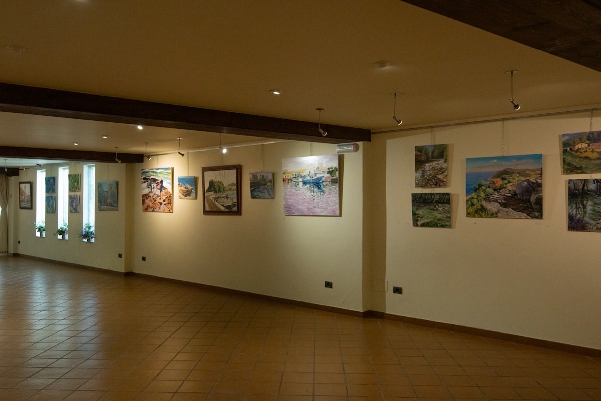 Twelve-meter main exhibition hall with moving light patterns